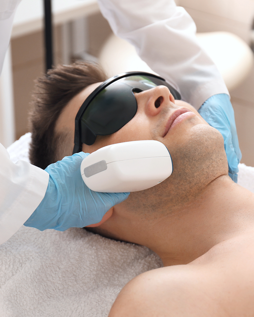 Hombre depilandose el rostro